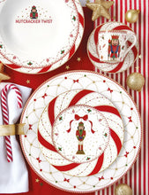 Carica l&#39;immagine nel visualizzatore di Gallery, Piatto panettone in porcellana Ø32  in confezione regalo Nutcracker Twist
